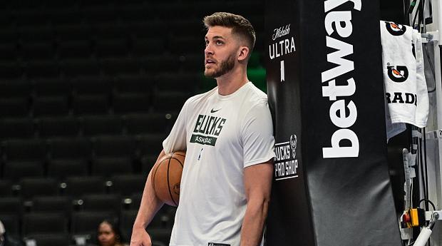 NBA Fans Think Meyers Leonard Accidentally Celebrated for the Wrong Team