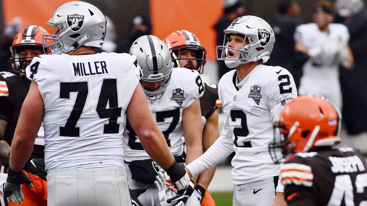 The Browns and Raiders Played in Some Absolutely Ridiculous Wind in Cleveland