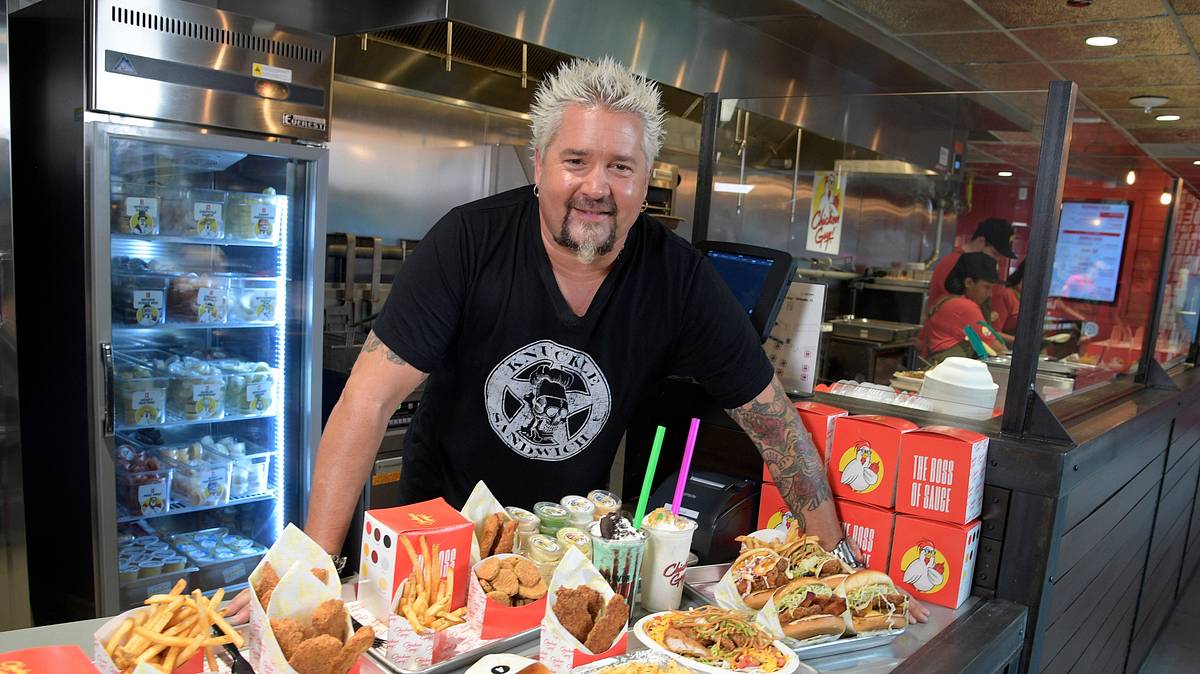 Guy Fieri, Bill Murray Square Off in Nacho Battle Judged by Shaq