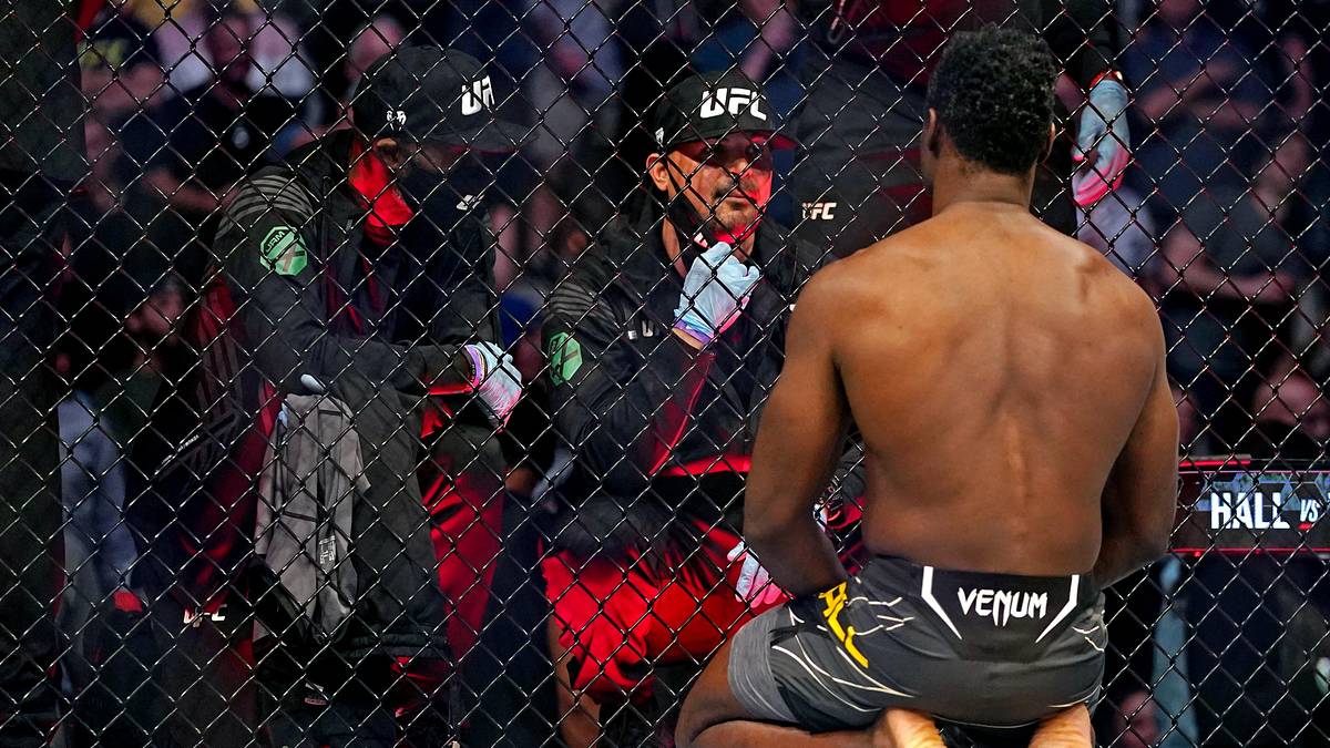 Sports World Reacts to Chris Weidman's Leg Injury at UFC 261