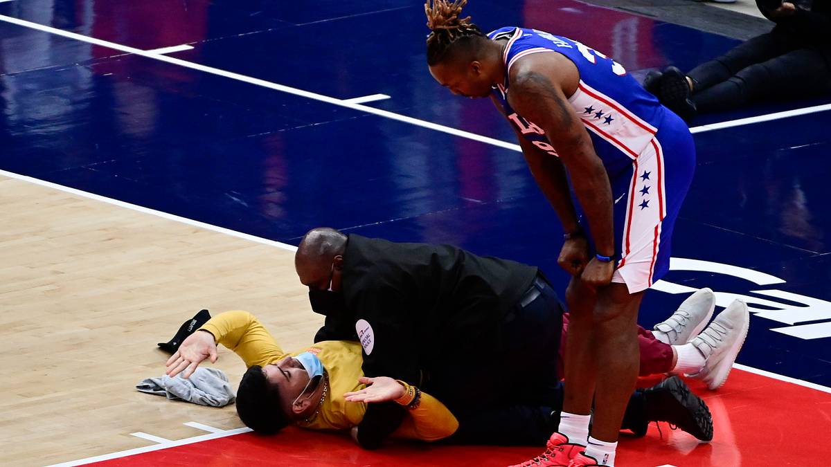 Fan Runs on Court, Gets Tackled as Wizards Host 76ers