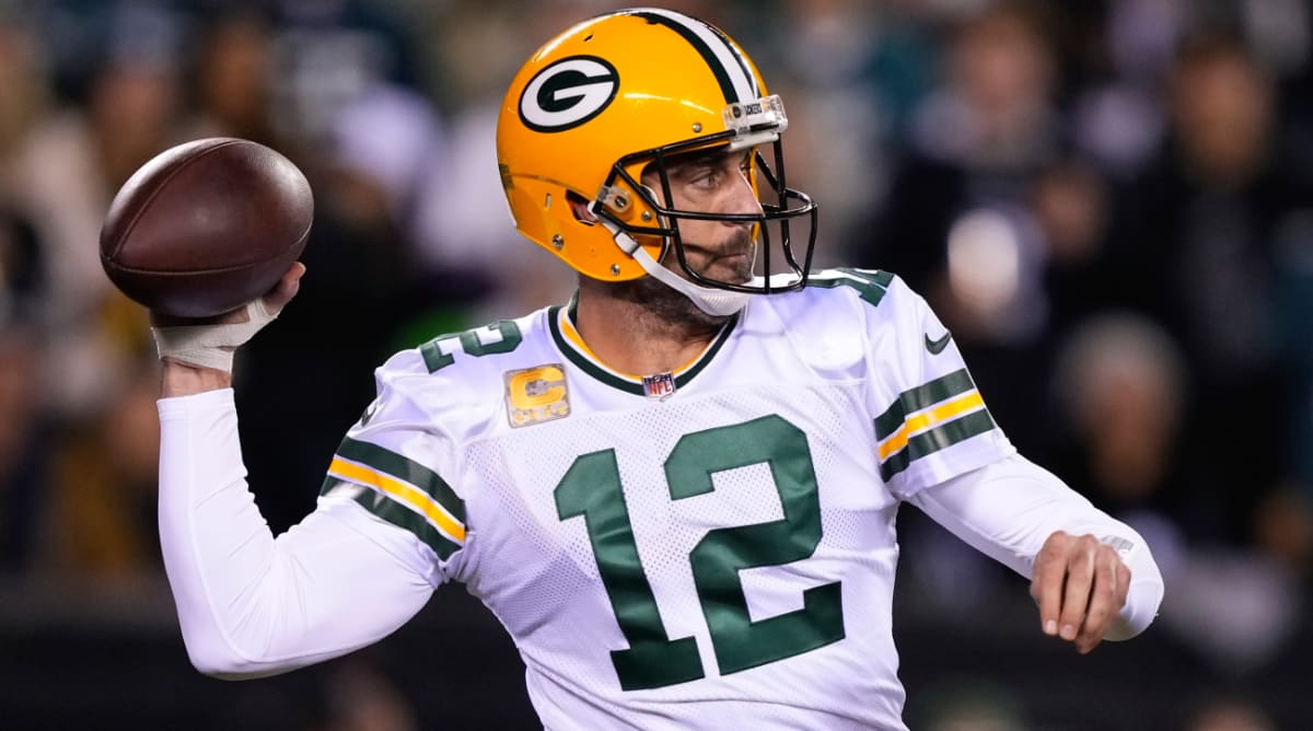 Aaron Rodgers Exits ‘SNF’ Game vs. Eagles Early With Oblique Injury