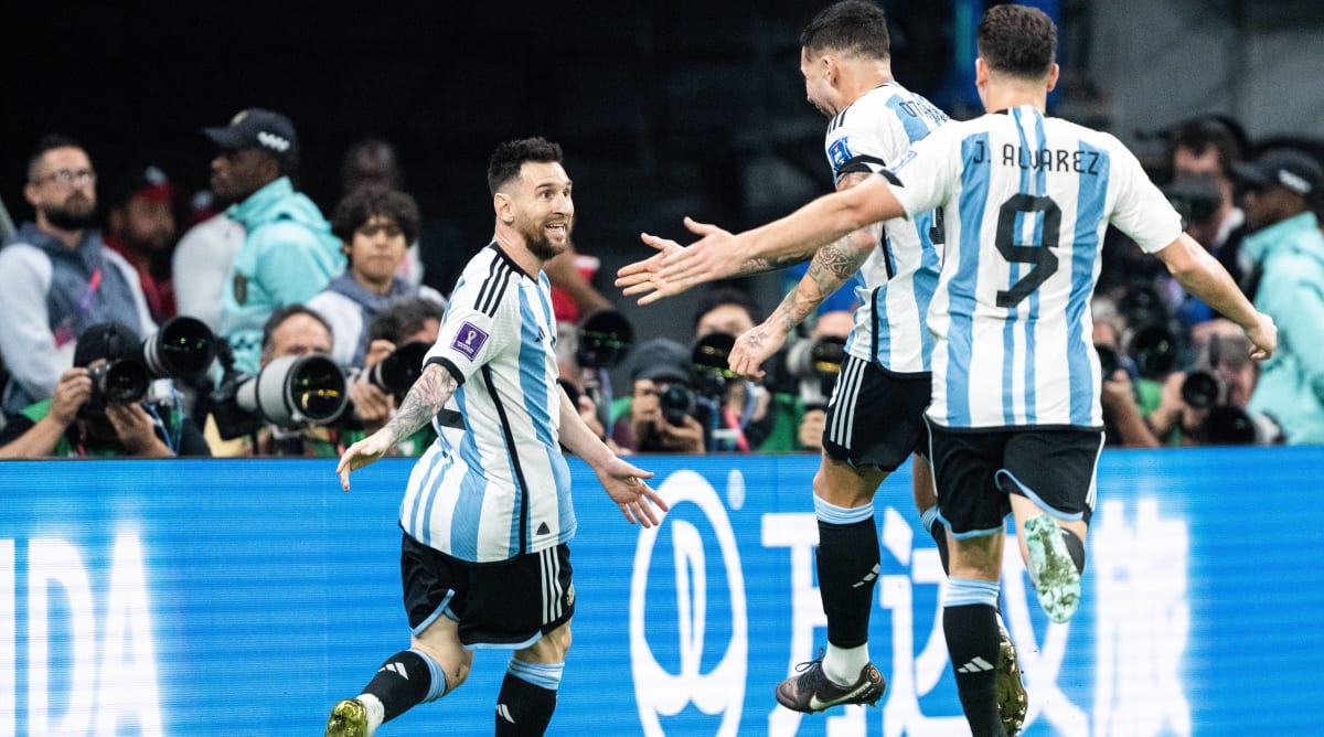 Lionel Messi Puts Argentina Up 1–0 on Australia (Video)