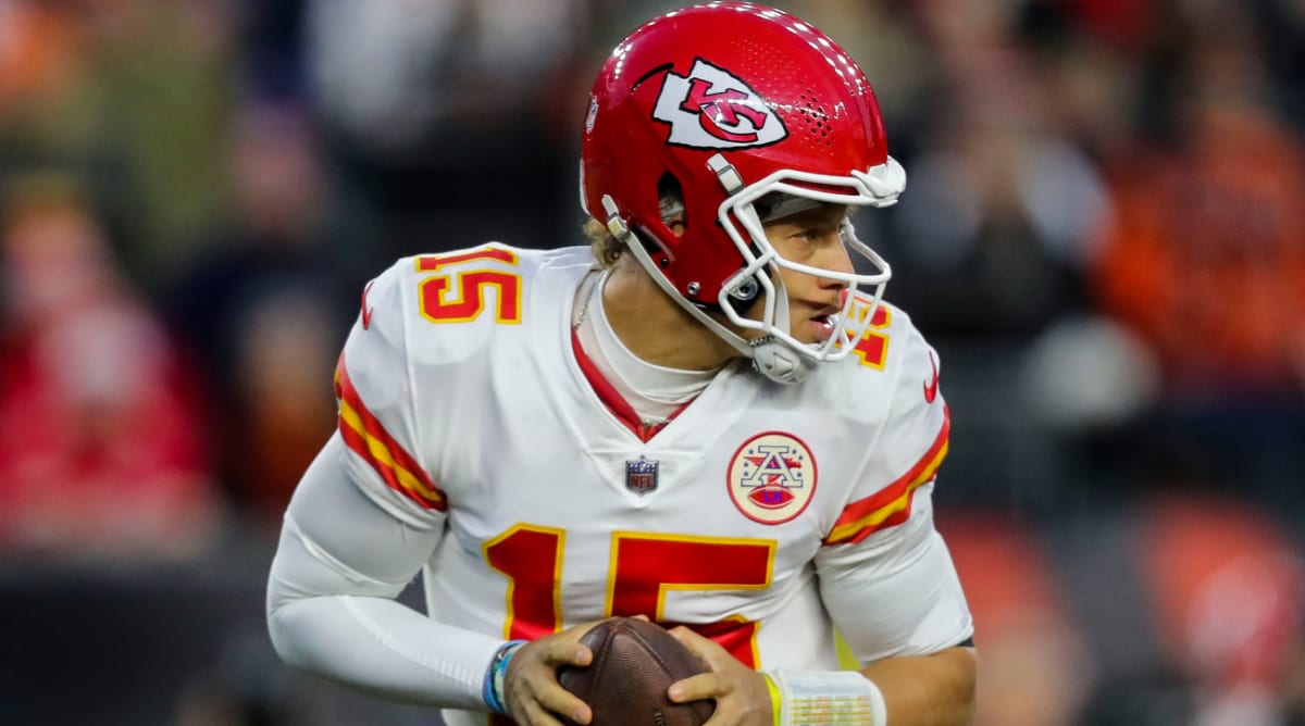 Patrick Mahomes Goes Airborne While Scoring TD vs. Bengals