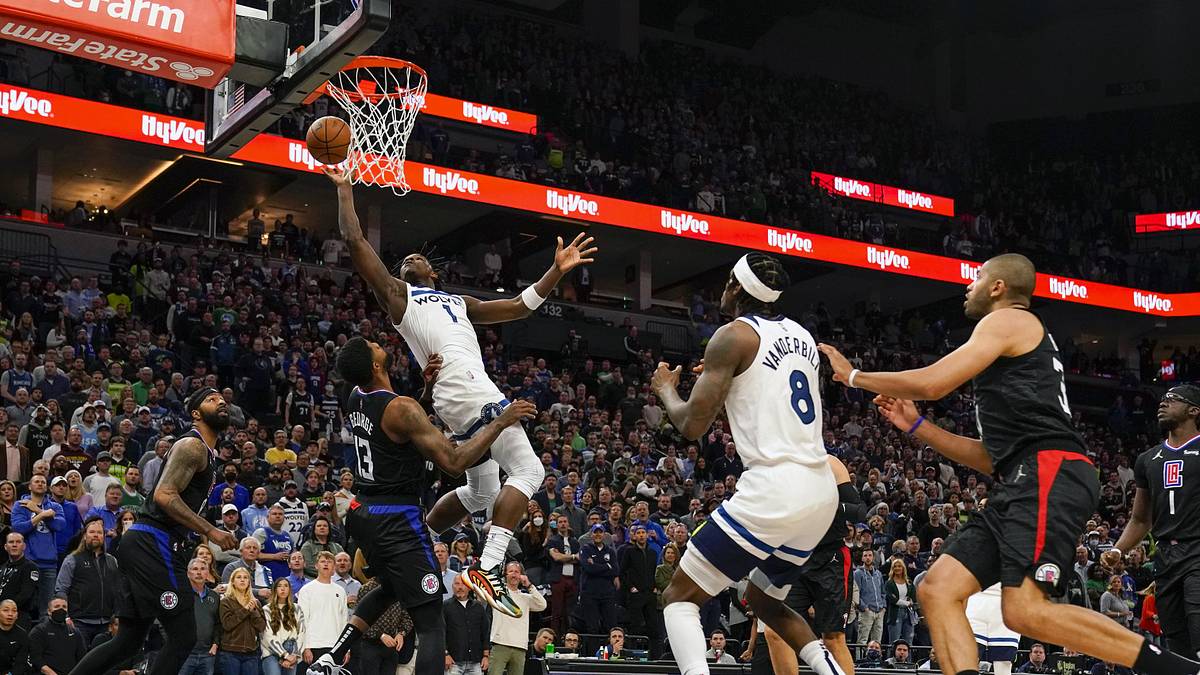 Timberwolves-Clippers Play-in Game Stops After Fan Attempts to Glue Herself to Court