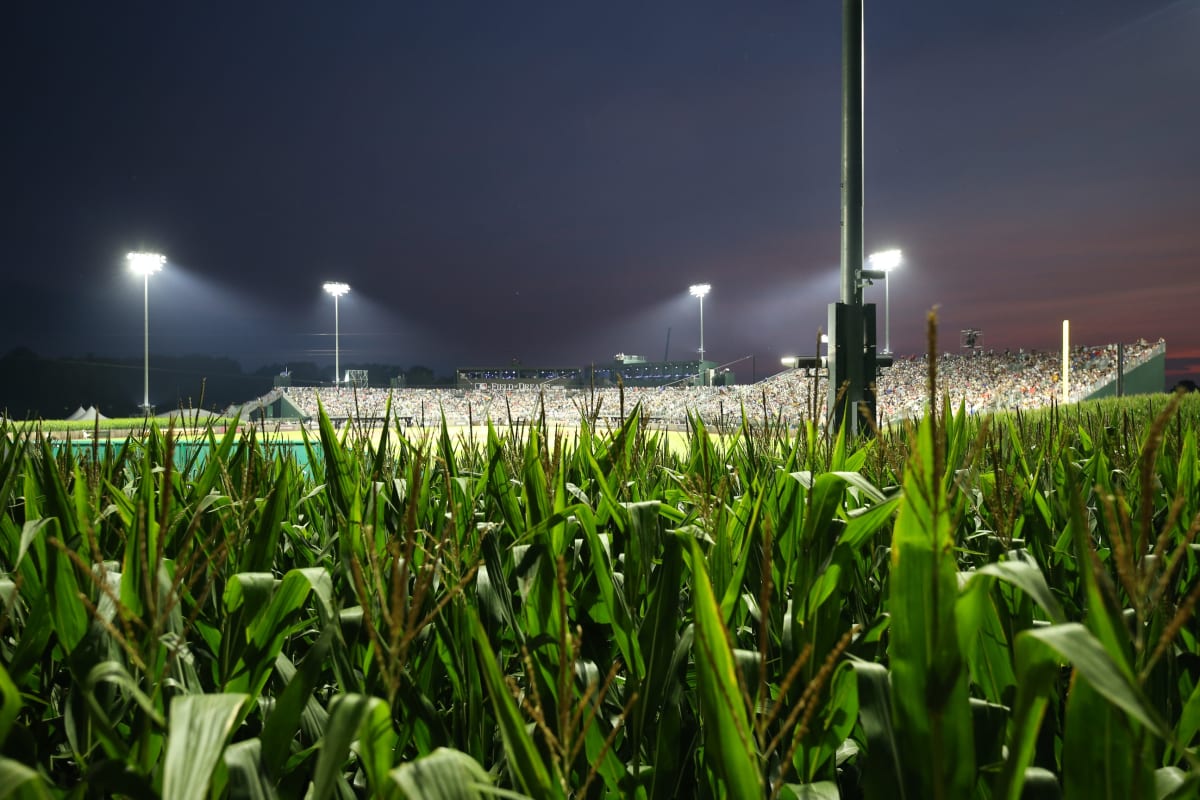 Look Cubs, Reds Unveil Classic Uniforms for Field of Dreams Recreation