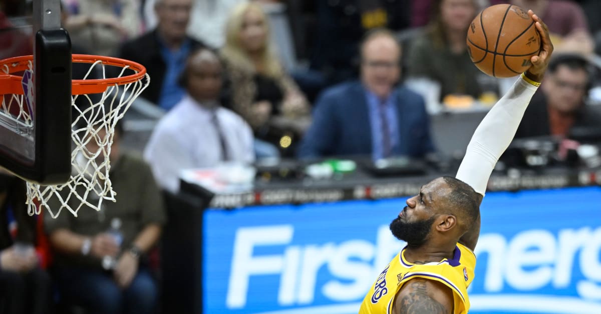 LeBron James roasts Kevin Love, Cavs while apologizing for poster dunk -  Silver Screen and Roll