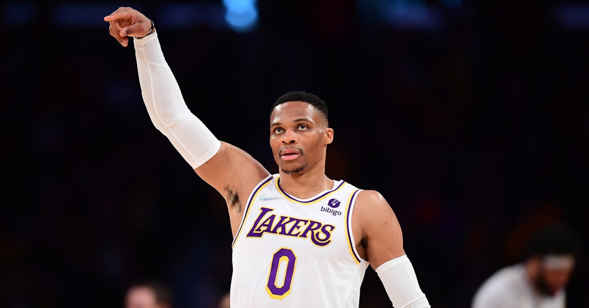 Lakers officially sign Kent Bazemore, who they really need on