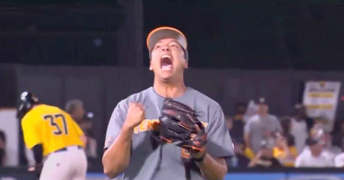 Tennessee baseball Chase Burns has amazing reaction to strikeout