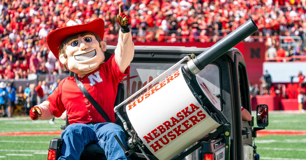 WATCH Edwin Diaz, Timmy Trumpet's 'Narco' Played at College Football