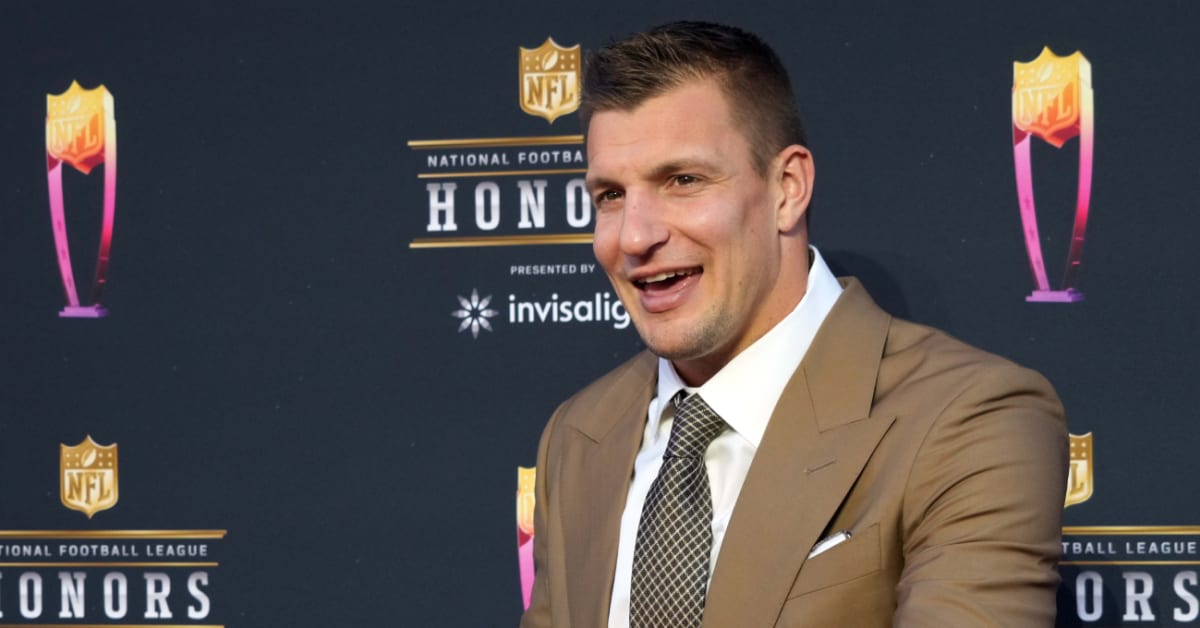Rob Gronkowski Sang National Anthem Before LA Bowl And Was Comically ...