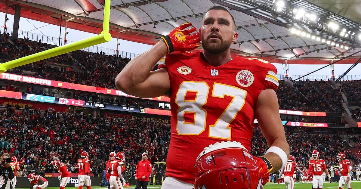 Travis Kelce von den Chiefs greift Jets-Quarterback Aaron Rodgers wegen ...