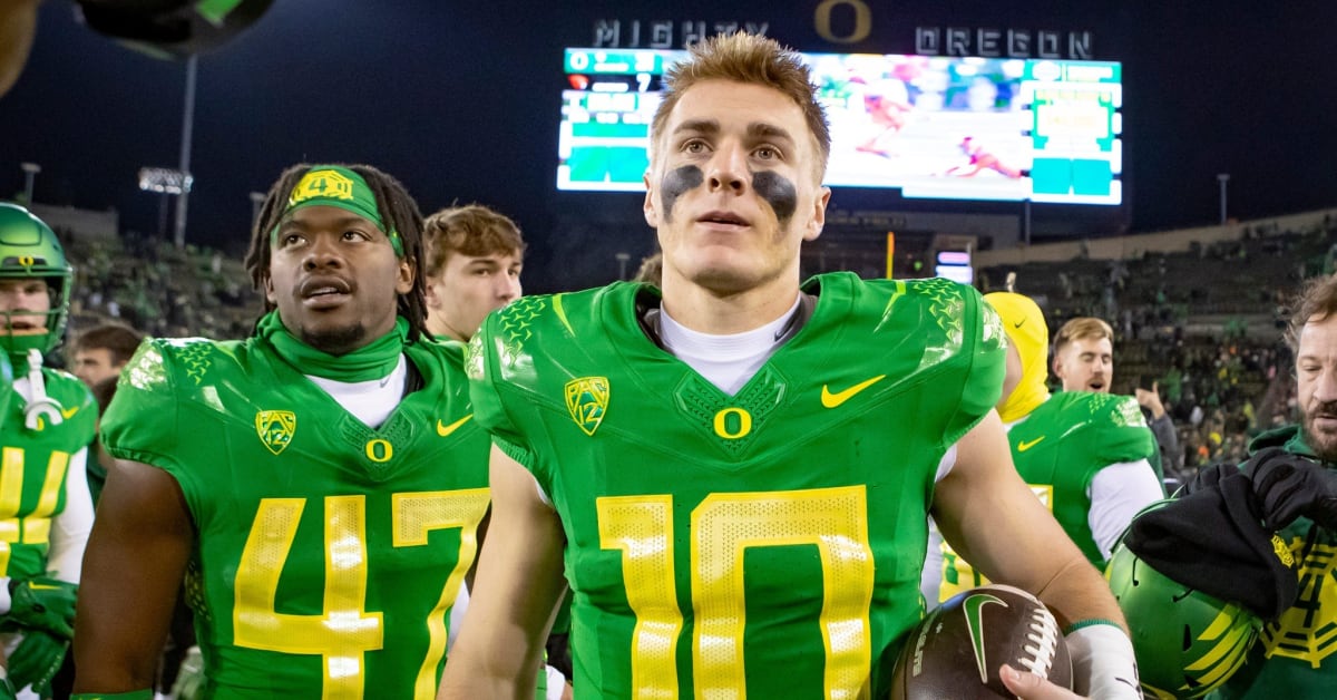 Oregon QB Bo Nix's Parents Fought Back Tears While Watching Their Son Sub  Off the Field for Final Time - Sports Illustrated