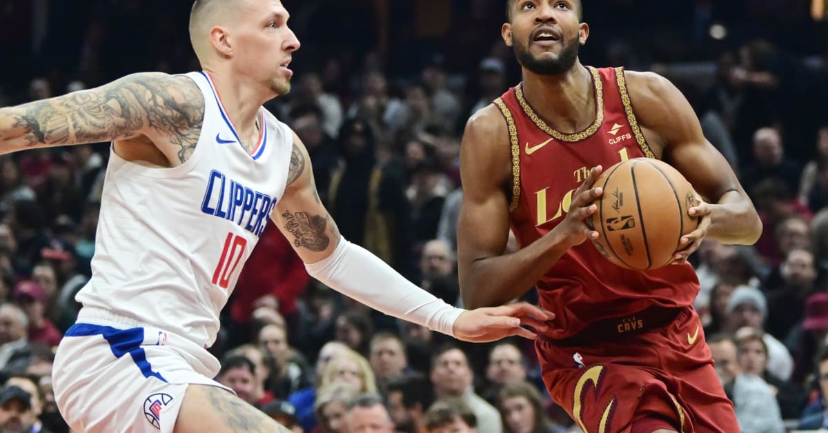 Девушка с ноутбуком. Отдых дома. Девушка со смартфоном. Человек c ноутбуком. Look he on the floor.