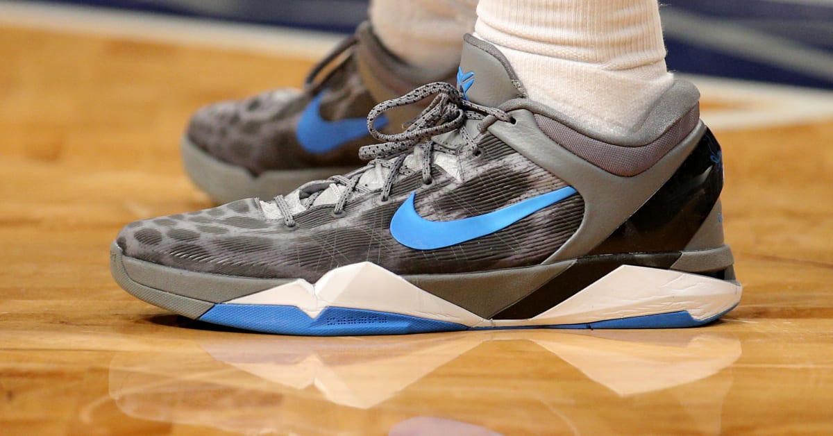 Which basketball shoes Julius Randle wore
