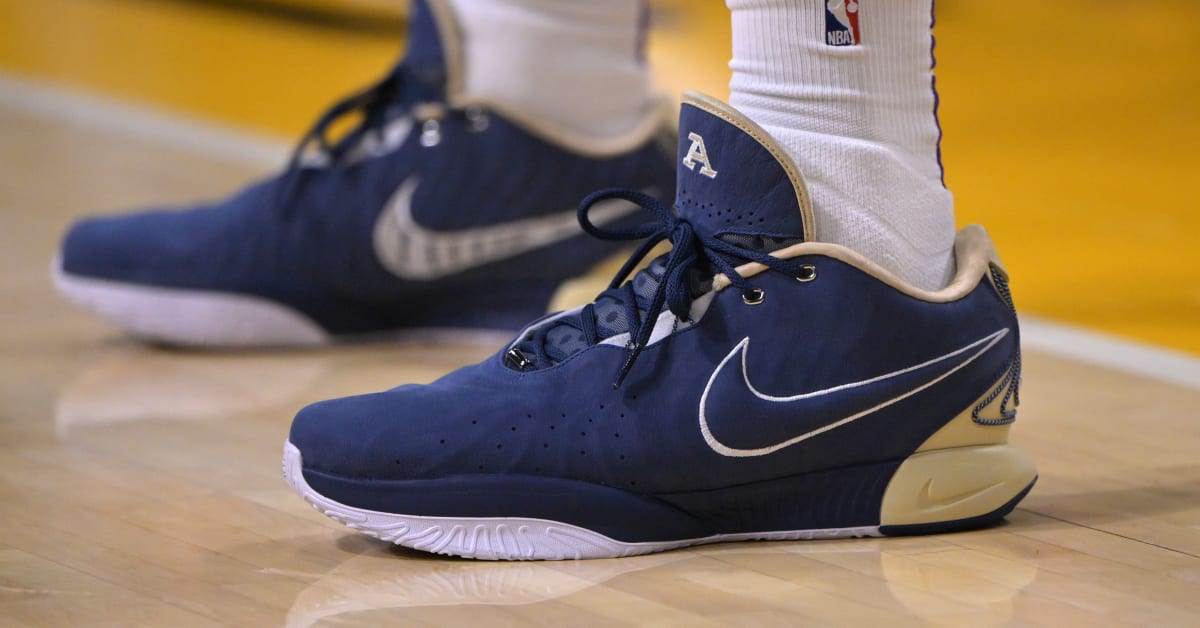 lebron james shoes lakers