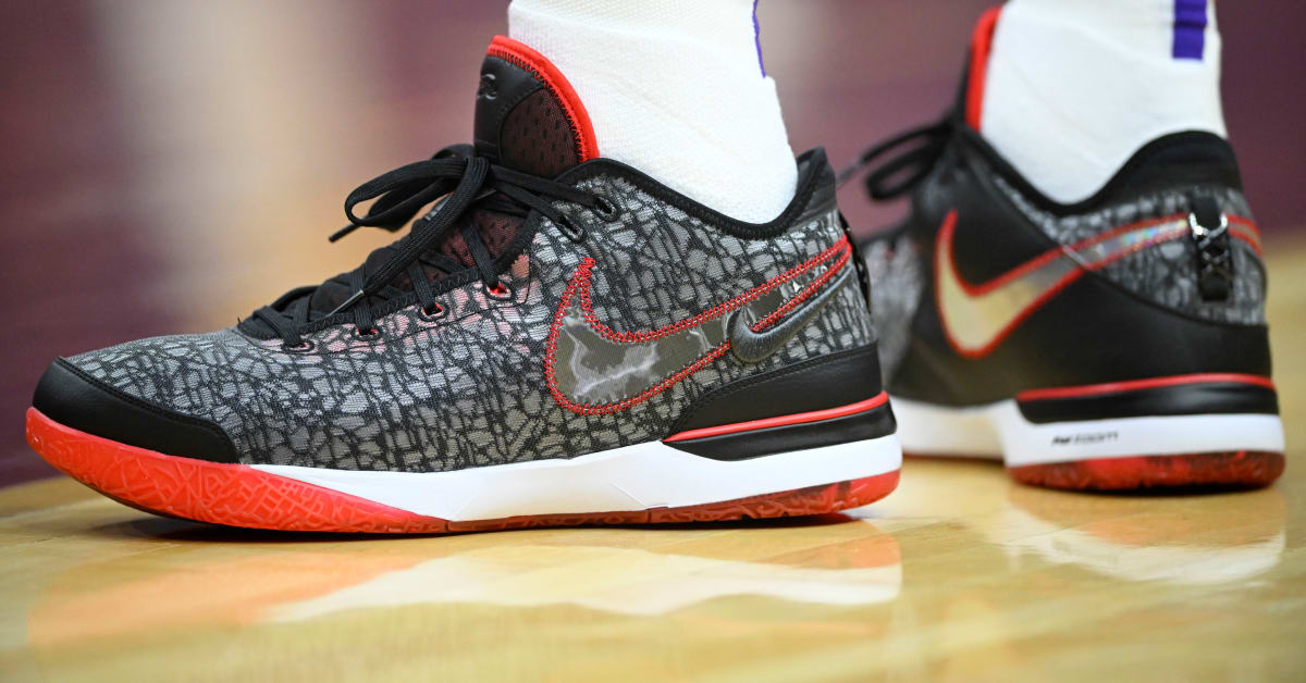 LeBron James Debuts New Shoes in Lakers Colors | Yardbarker