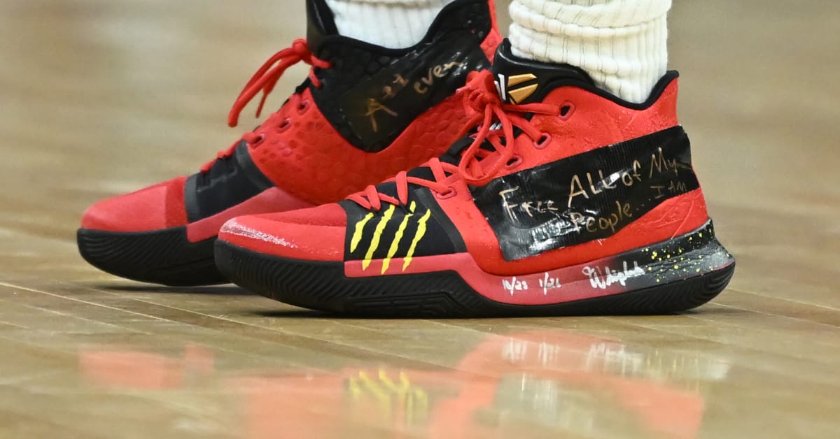 notifikation Rudyard Kipling parti Kyrie Irving Trolls Nike with Hand-Written Messages on Shoes - Sports  Illustrated FanNation Kicks News, Analysis and More