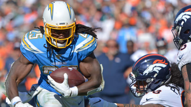 Los Angeles Chargers running back Melvin Gordon (25) runs the ball as Denver Broncos nose tackle Mike Purcell (98) defends during the third quarter at Dignity Health Sports Park.