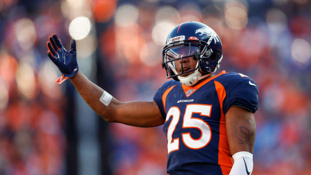 Denver Broncos cornerback Chris Harris Jr. (25) motions in the third quarter against the Tennessee Titans at Empower Field at Mile High.