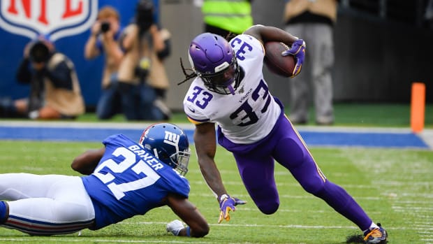 Vikings RB Dalvin Cook escapes to the sidelines vs Giants