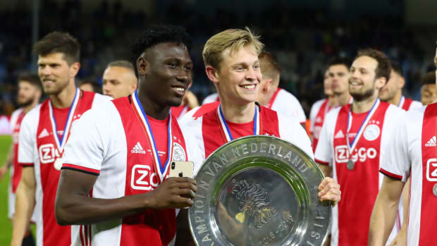 La masiva despedida que le hizo la afición del Ajax a 