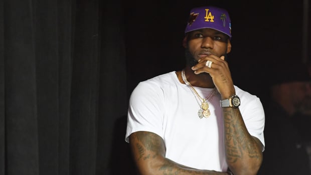 lebron_with_a_very_pensive_lakers_stare.jpg
