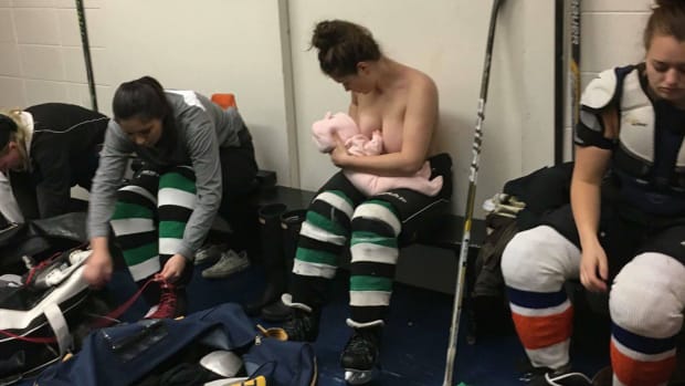 breastfeeding-hockey-player.jpg