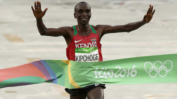 sub-two-marathon-Kipchoge-lead.jpg