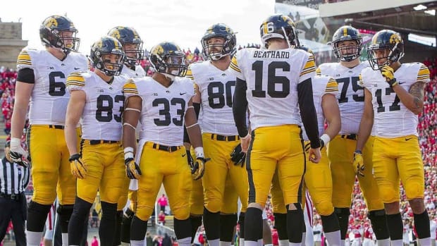 Blue collar approach has Iowa off to fast start; Arizona State finds defensive identity