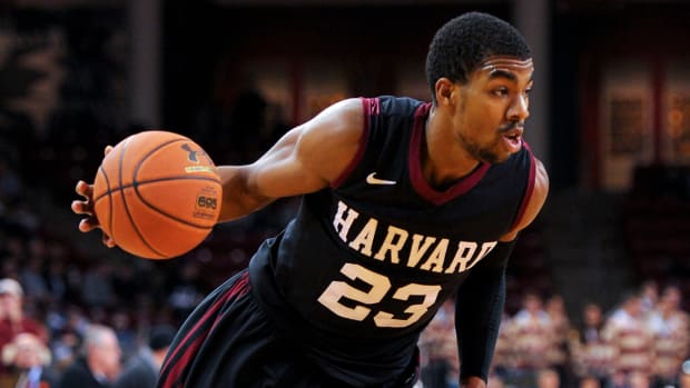 Harvard Crimson and Yale Bulldogs battle in key Ivy League game IMG