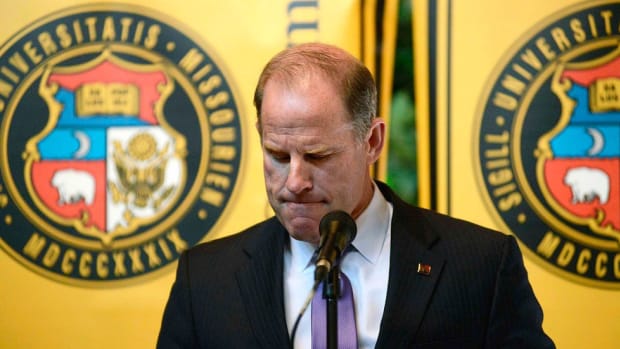 Missouri system president Tim Wolfe resigns two days after football team joins campus-wide protest