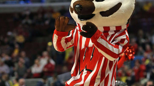 march madness oregon ducks mascot lost his eye at the