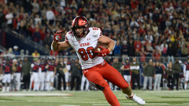 Nov 23, 2019; Tucson, AZ, USA; Utah Utes tight end Brant Kuithe (80) catches a pass and scores a touchdown against the Arizona Wildcats during the first half at Arizona Stadium.