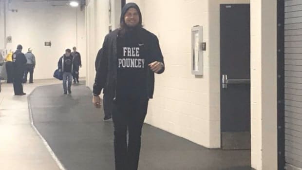 Anthony Chickillo arrives at the Steelers, Browns rematch wearing a Free Pouncey shirt.