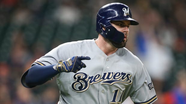 Mike Moustakas Signs Reds