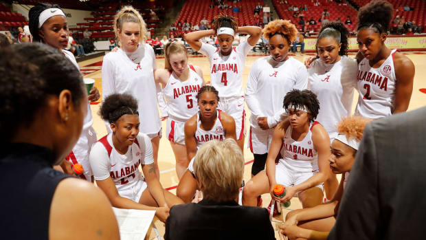 2019 Alabama women's basketball team in a huddle