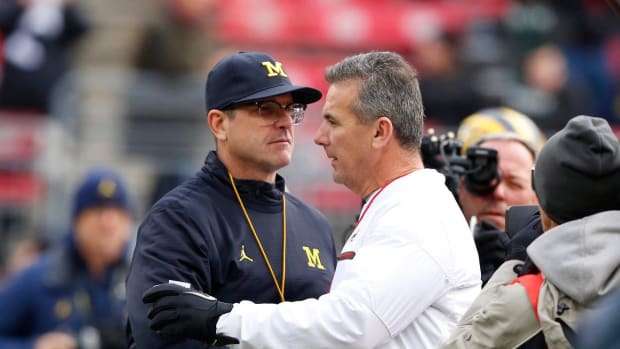 Urban Meyer shakes hands with Jim Harbaugh