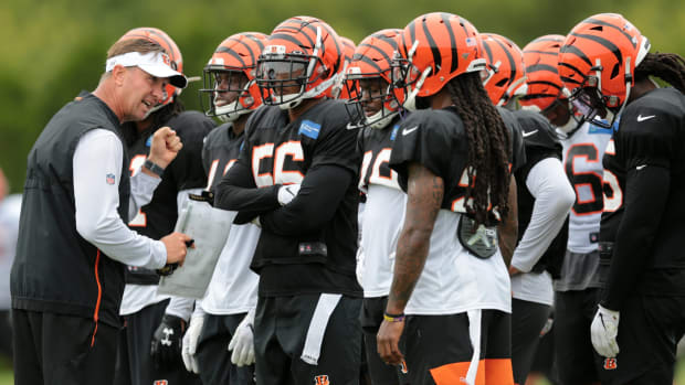 Cincinnati Bengals special teams coordinator Darrin Simmons instructs the unit during Cincinnati Bengals training camp practice, Tuesday, Aug. 13, 2019, at the practice fields next to Paul Brown Stadium in Cincinnati. Cincinnati Bengals Training Camp Aug 13