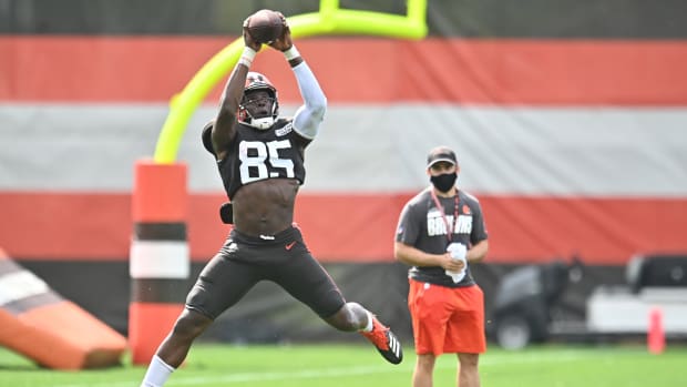 Aug 17, 2020; Berea, Ohio, USA; Cleveland Browns tight end David Njoku (85) makes a catch during training camp at the Cleveland Browns training facility. Mandatory Credit: Ken Blaze-USA TODAY Sports