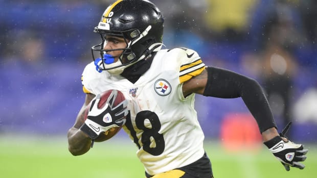 Pittsburgh Steelers wide receiver Diontae Johnson (18) runs with the ball in third quarter against the Baltimore Ravens at M&T Bank Stadium.