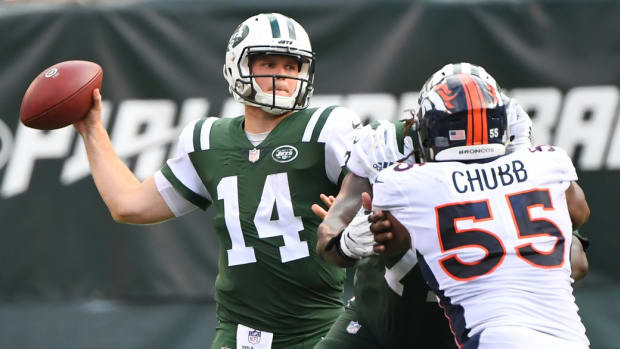 New York Jets quarterback Sam Darnold (14) throws the ball in the third quarter against the Denver Broncos at MetLife Stadium.