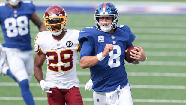 Oct 18, 2020; East Rutherford, New Jersey, USA; New York Giants quarterback Daniel Jones (8) carries the ball as Washington Football Team cornerback Kendall Fuller (29) pursues during the first half at MetLife Stadium.