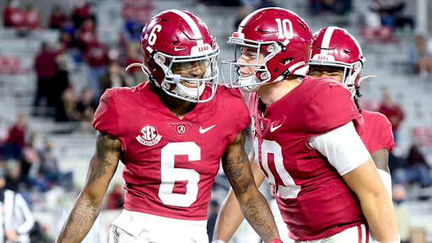 No. 2 Alabama is closing the gap with Clemson in the AP Top 25 poll.