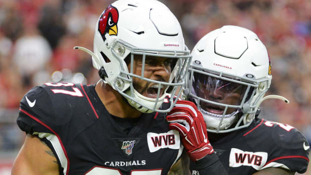 Arizona Cardinals running back Chase Edmonds (29) (right) congratulates running back D.J. Foster (37) after a tackle during the second half at State Farm Stadium.