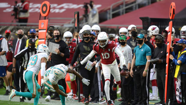 Arizona Cardinals wide receiver DeAndre Hopkins (10) breaks the tackle of Miami Dolphins cornerback Xavien Howard (25) during the second half at State Farm Stadium.