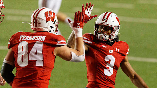 Wisconsin football celebrates during win over Illinois