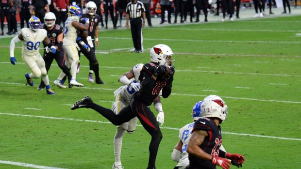 Arizona Cardinals wide receiver DeAndre Hopkins (10) catches a touchdown pass from quarterback Kyler Murray (1) during the second half against the Los Angeles Rams at State Farm Stadium.
