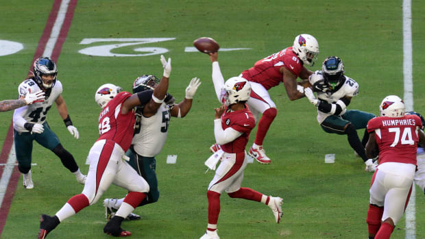 Arizona Cardinals quarterback Kyler Murray (1) throws a pass against the Philadelphia Eagles during the first half at State Farm Stadium.