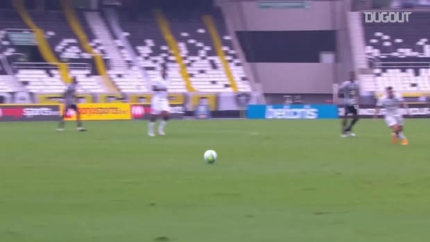 Jemerson nutmegs Pedro Raúl on his debut for Corinthians